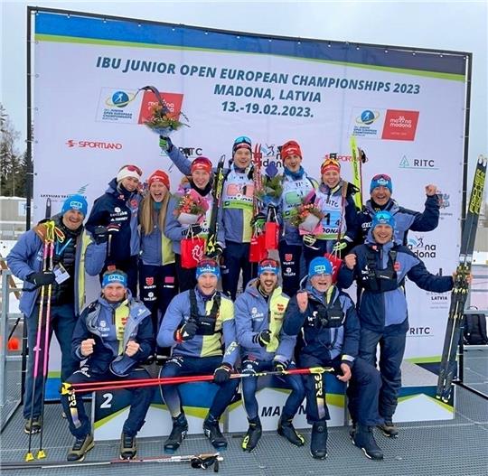 Wieder ein Feiertag für die deutsche Delegation bei der Junioren-Europameisterschaft. Die Biathlon-Mixed-Staffel (oben in der Mitte mit den Blumensträußen) hat in der Besetzung Magdalena Rieger, Hans Köllner, Benjamin Menz und Johanna Puff (v.li.) die Silbermedaille gewonnen. Foto: Privat