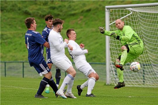 Wieder eine brenzlige Situation im Strafraum der SG Roklum/Winnigstedt, aber die Bad Harzburger Christian Schubert und Yannik Simon (2. und 3. v. r.) gehen diesmal leer aus. Am Ende siegt die TSG mit 3:0. Foto: Gietemann
