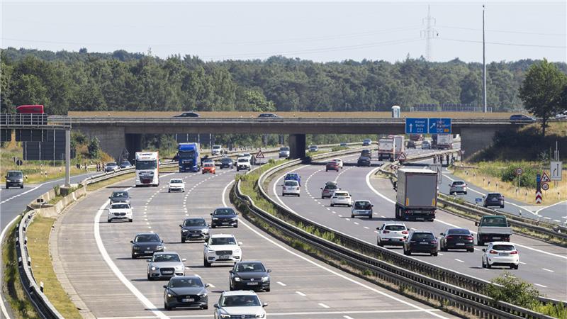 Wieder freie Fahrt: Die Fahrbahnerneuerung auf der A7 bei Seesen ist abgeschlossen und die Sperrung aufgehoben.