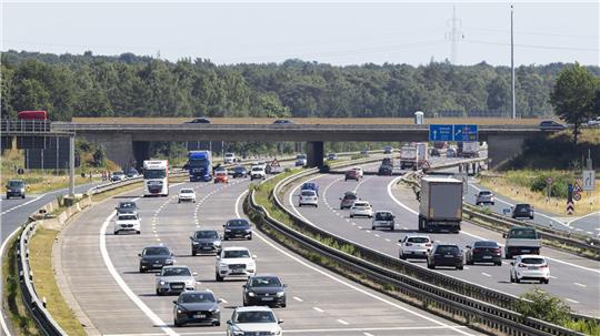 Wieder freie Fahrt: Die Fahrbahnerneuerung auf der A7 bei Seesen ist abgeschlossen und die Sperrung aufgehoben.