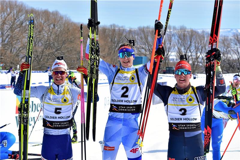 Engelmann gewinnt WM-Silber in der Verfolgung Wieder gehen die Hände nach oben: Albert Engelmann (re.) gewinnt in der Verfolgung Silber und damit seine dritte Medaille bei der Jugend-WM. Es siegt Jakub Borgula aus der Slowakei, Dritter wird Arttu Heikkinen aus Finnland. Foto: Reichert/IBU