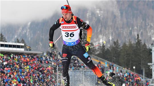 Biathlet Danilo Riethmüller läuft durch die Skiarena in Ruhpolding.
