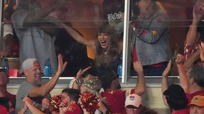 Chiefs holen Sieg zum Start: 27:20 gegen Baltimore Ravens Wieder im Stadion der Kansas City Chiefs: Taylor Swift bejubelt einen Touchdown beim Saisonstart der NFL.