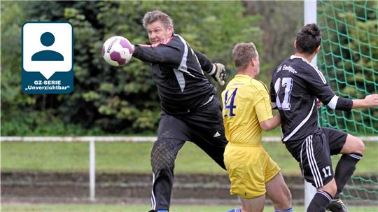 Wieder mal vorher am Ball: Thomas Müller einmal in voller Aktion beim Spiel seiner Wolfshäger Herren 2011 gegen Emekspor Langelsheim und zwölf Jahre später daheim auf der Terrasse (kleines Bild) – kaum gealtert. Fotos: Gietemann, Heine
