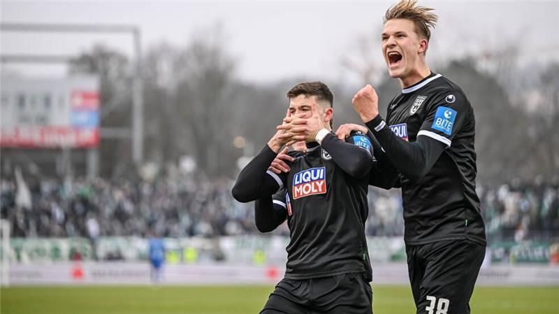 Zwei umstrittene Elfmeter: Siewerts erster Punkt mit Fürth Wieder meldet sich der Video-Schiedsrichter: Semir Telalovic (l) gleicht für Ulm aus.
