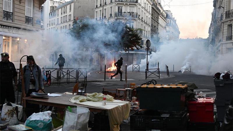Wieder setzt die Polizei in Paris Tränengas ein.