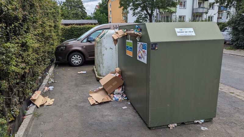 Wieder überfüllt: Ein Altpapier-Container in der Allensteiner Straße am Sonntag. Am Dienstagnachmittag wurde er geleert, berichten die Kreiswirtschaftsbetriebe.