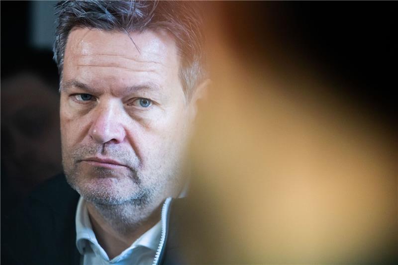 Habeck fordert Sanktionen beim Bezug russischen Urans Wieder zurück in Deutschland: Robert Habeck war zu einem zweitägigen Besuch in Kiew.