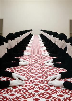 Die Kunst von Katharina Fritsch Wiederholungen ins schier Unendliche: In dieser bemerkenswerten „Tischgesellschaft“ von 1988 sitzt der Mensch mit seinen eigenen Klonen am Tisch.