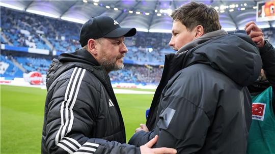 Wiedersehen: HSV-Trainer Merlin Polzin (r) begrüßt seinen einstigen Chef und heutigen Union-Trainer Steffen Baumgart.   