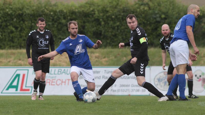 Wiedersehen am 1. Spieltag: Der FC Othfresen, hier Marten Fricke (2.v.l.), trifft auf den FC Groß Döhren mit Jan-Christian Dette. Foto: Gietemann
