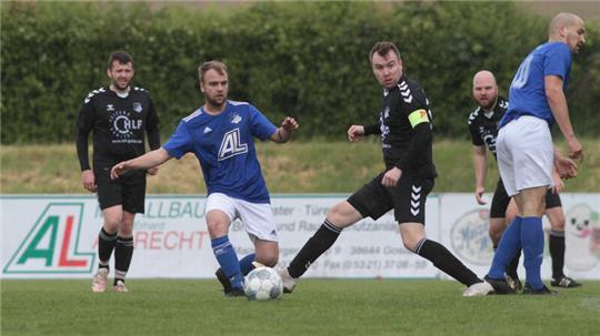 Wiedersehen am 1. Spieltag: Der FC Othfresen, hier Marten Fricke (2.v.l.), trifft auf den FC Groß Döhren mit Jan-Christian Dette. Foto: Gietemann