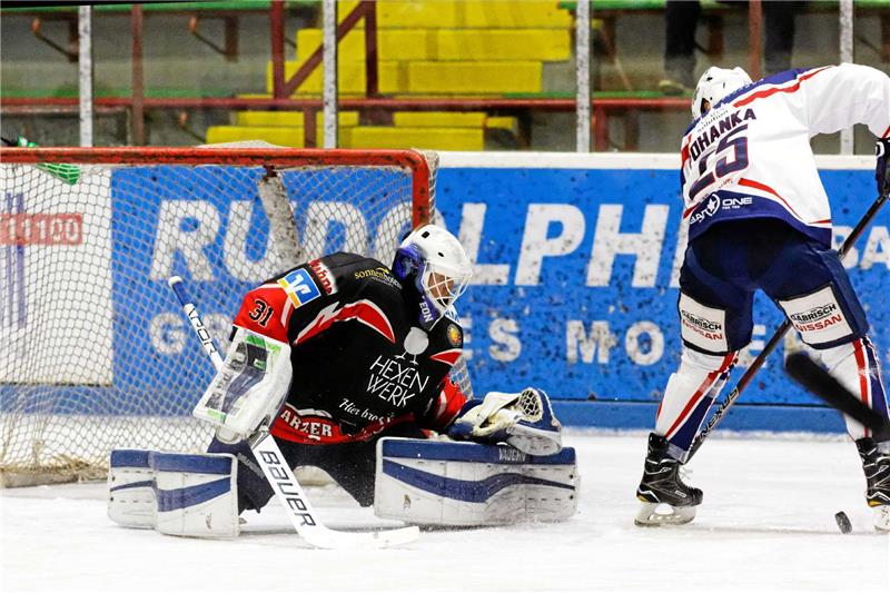 Wiedersehen möglich: Torwart Leon Hungerecker, der in der vergangenen Saison auch für die Harzer Falken auf dem Eis stand, will sich nun bei den Kassel Huskies durchsetzen. Foto: Drechsler