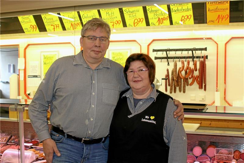 Wieland und Gabriele Pape sind stolz, mit ihrem Lebensmittelmarkt am Schwarzenberg nie von einer Kette abhängig gewesen zu sein. Zum Monatsende geht das Ehepaar in den Ruhestand.  Fotos: Knoke