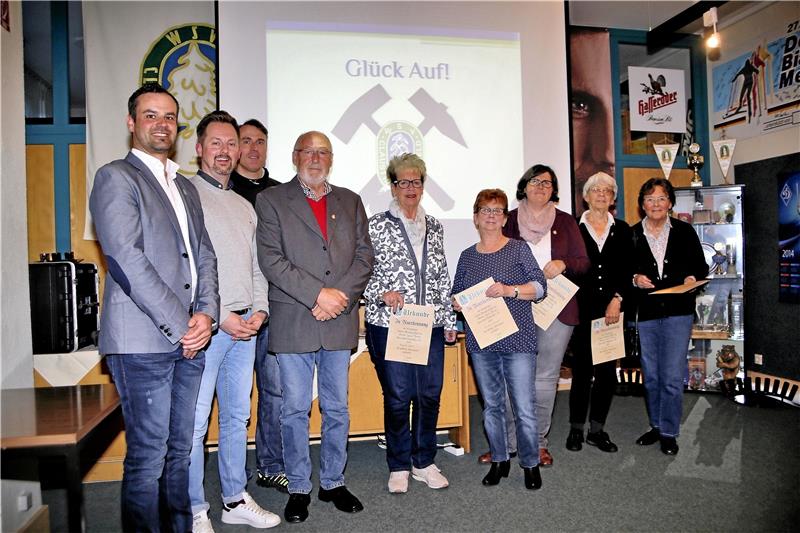 Wienand Haeseler (li.) und seine Vorstandskollegen Patrick Wolloscheck, Martin Dietrichs und Bernd Lösch mit den Geehrten Renate Lauer, Gisela Weichert, Sylvia Leismann, Dorothee Austen und Angelika Bromm, stellvertretend für Sabine (v.li.).  Foto: Jung
