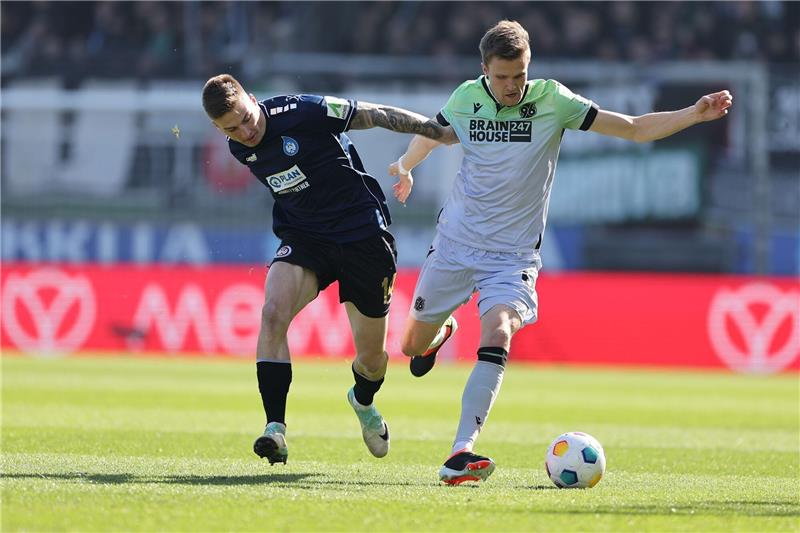 Wiesbadens Franko Kovacevic (l) und Hannovers Fabian Kunze (r) im Zweikampf.