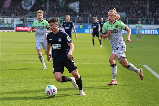 Wiesbadens Robin Heußer (l) und Hannovers Lars Timo Gindorf (r).
