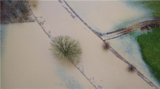 Wiesen und Ackerflächen sind vom Wasser der Trave überflutet. Regen und Wind sorgen in Teilen Schleswig-Holsteins für erhöhte Pegelstände.