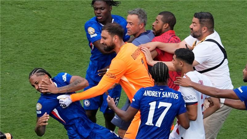 Wilde Szenen nach dem Schlusspfiff mit PSG-Torwart Gianluigi Donnarumma (in Orange). Daneben mittendrin, Trainer Luis Enrique.