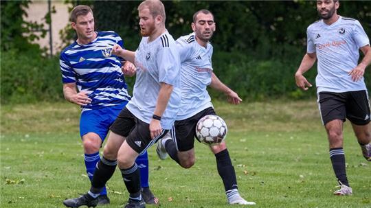 Wildemanns Max Knyrim (l.), hier in der Partie beim SV Hahndorf, eröffnet den TSG-Torreigen beim 3:0 in Westerode.