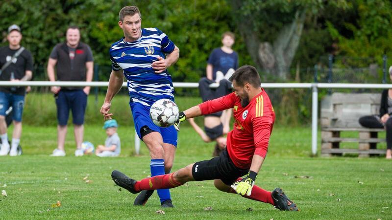 FC Seesen souverän, SV Hahndorf stolpert Wildemanns Max Knyrim scheitert in dieser Szene am Hahndorfer Schlussmann Nils Maibaum. Am Ende steht ein 2:2.
