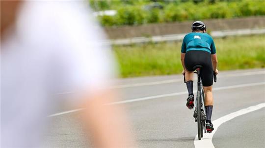 Wildunfall mit einem Rennrad-Fahrer. (Symbolbild)