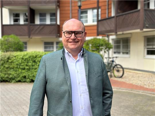 Wilfried Eulderink-Cattarius hat gut Lachen. Der 59-Jährige ist glücklich mit seiner Stelle als Direktor des „Relexa-Hotels Harzwalds“, die er bereits seit 25 Jahren inne hat.  Foto: Eggers