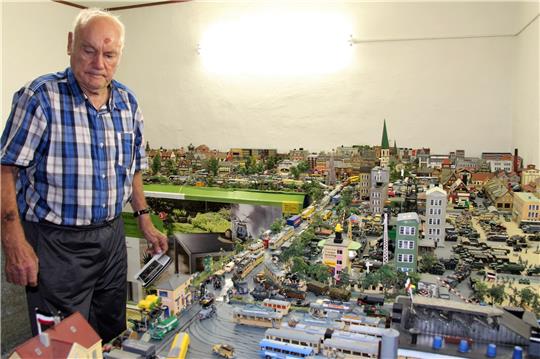 Wilfried Krüger träumt sich gerne in seinem Keller in die Kindheit der Heimatstadt Stettin zurück.  Fotos: Leifeld