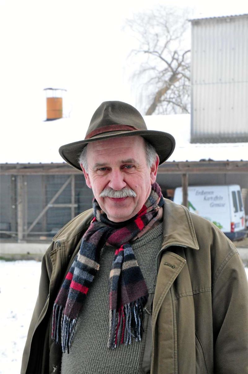 Wilfried Stecher bewirtschaftet den Hof Am Unteren Dorfbach in Jerstedt in der Nachfolge seines Vaters seit 30 Jahren. Vor zwölf Jahren kamen Geflügel und Hofladen hinzu.  Foto: Kempfer