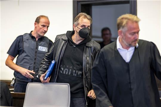 Wilfried W. (M) betritt den Gerichtssaal. Rund dreieinhalb Jahre nach den Urteilen im Prozess um das „Horror-Haus“ in Höxter prüft das Landgericht Paderborn, ob gegen den verurteilten Täter nachträglich eine Sicherungsverwahrung verhängt werden muss. Angesetzt sind fünf Verhandlungstage. Foto: David Inderlied/dpa