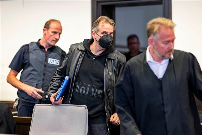 „Horrorhaus”-Prozess - Sicherheitsverwahrung wird geprüft Wilfried W. (m.) betritt den Gerichtssaal in Paderborn.