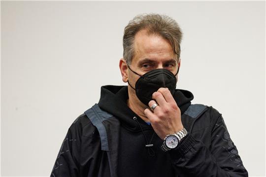 Wilfried W. steht in einem Saal vom Landgericht Paderborn.