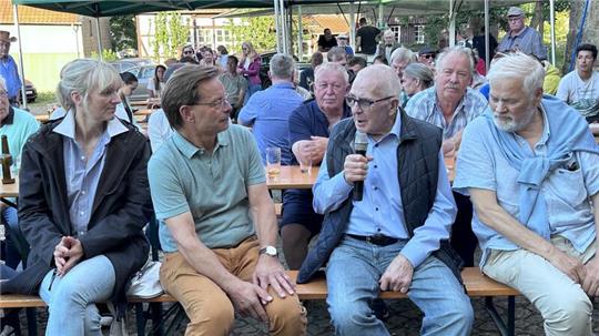 Wilhelm Baumgarten (mit Mikro) erzählt Moderator Peter Schmiga (links daneben) wie er sich als Anteilseigner eines Derbysiegers fühlt.