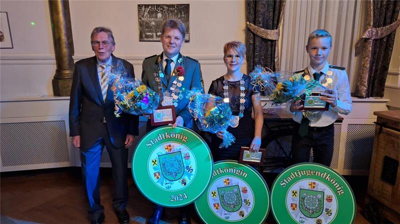 Wilhelm Wedde (v.l.) gratuliert den Stadtkönigen 2024: Oliver Pake, Nadine Knoke und Phil Merten.