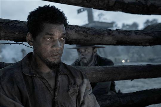 Will Smith (l) und Ben Foster in einer Szene aus «Emancipation».