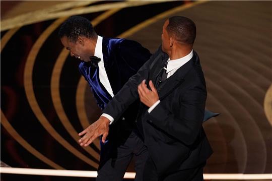 Will Smith (r) verpoasste dem Chris Rock  2022 eine Ohrfeige, weil dieser einen Witz über die Frisur von Smiths Ehefrau Jada gemacht hatte.