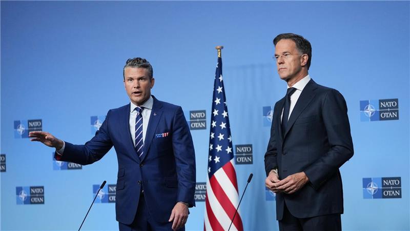 Pistorius schickt Kampfjets für Nato-Schutzflüge nach Polen Will, dass die Europäer US-Waffenlieferungen für die Ukraine bezahlen: US-Verteidigungsminister Pete Hegseth (l), hier mit Nato-Generalsekretär Mark Rutte.