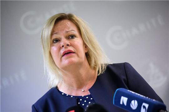 Will den Ausländerbehörden mehr Zeit für Abschiebungen abgelehnter Asylbewerber verschaffen: Nancy Faeser.