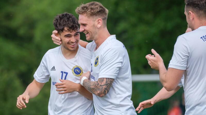 Will künftig wieder im Trikot der TSG Bad Harzburg jubeln: Filipe Almeida (l.), hier mit Julian Ahrens, kehrt von Oberligist Einheit Wernigerode in den Sportpark zurück. Foto: Drechsler