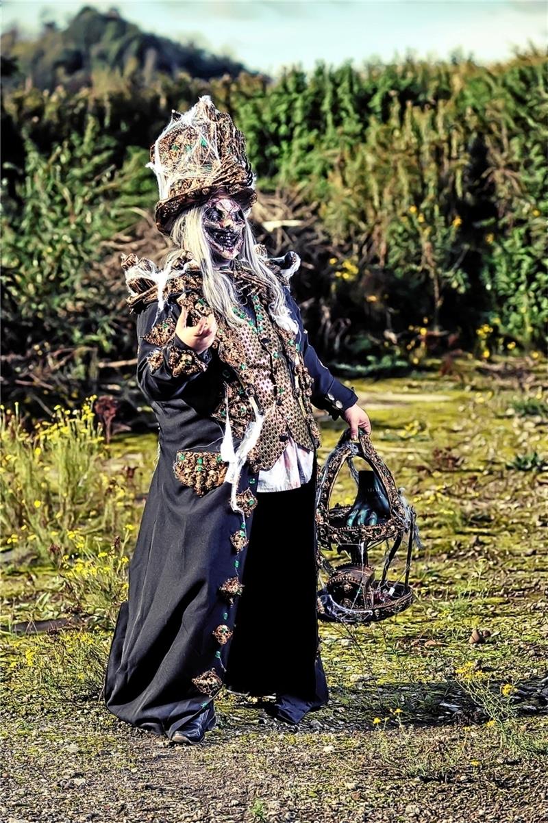 Will man sich von dieser Kreatur bedienen lassen? Der Zombie-Butler in voller Größe.