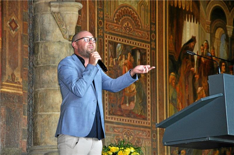 Abi-Jahrgang 2022: „Chaotisch, kunterbunt, jeder einzigartig“ „Will you remember me?“ Lehrer Dominic Haase singt seine Abschiedsgrüße. Foto: Heine