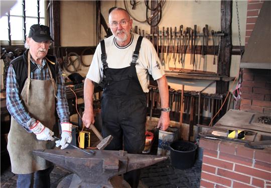 Willi Lehmann (li.) und Werner Lange präsentieren im Museum die alte und traditionelle Schmiedekunst. Fotos: Hohaus