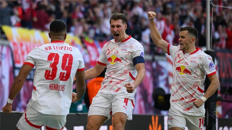 Leipzig bangt nach Freiburg-Sieg um Torhüter Gulacsi Willi Orban (M) jubelt mit Benjamin Henrichs (l) und Christoph Baumgartner über den Ausgleichstreffer.