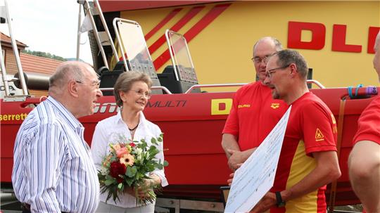 Willi und Valentina Lauer überreichen den symbolischen Spendenscheck an den Vorsitzenden der DLRG Ortsgruppe, Markus Romainschick. Das Geld ist schon auf dem Konto.