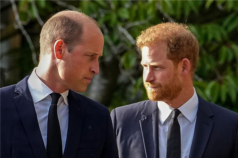 William und Harry treten bei Würdigung Dianas getrennt auf William und Harry beim Begräbnis für die verstorbene Königin Elizabeth II. vor Schloss Windsor.