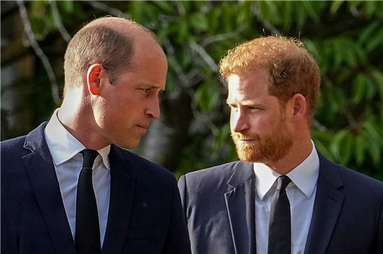 William und Harry beim Begräbnis für die verstorbene Königin Elizabeth II. vor Schloss Windsor.