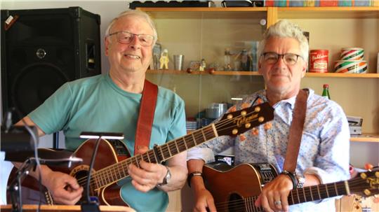 Williams (r., Frank Täger-Wondra) und Birne (Günter Dietermann) machen seit 20 Jahren zusammen Musik.