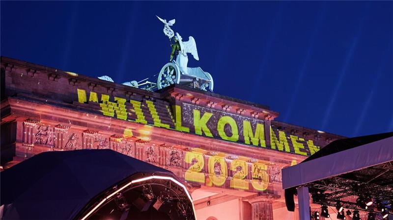 „Willkommen 2025“ steht bei der Probe zur ZDF-Show am Brandenburger Tor.