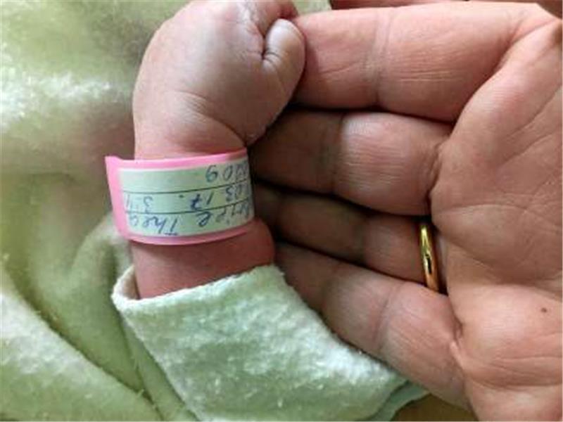 Willkommen auf der Erde: Die gerade geborene Tochter Thea ergreift den Zeigefinger ihres Papas Sigmar Gabriel.  Foto: Privat