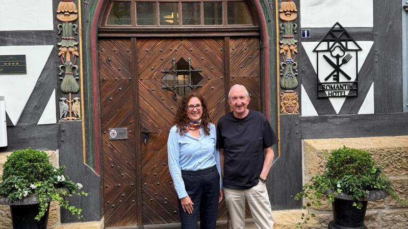 Willkommen im Hotel: Rosemarie Prien begrüßt Gast Mike Krüger in der „Alten Münze“.